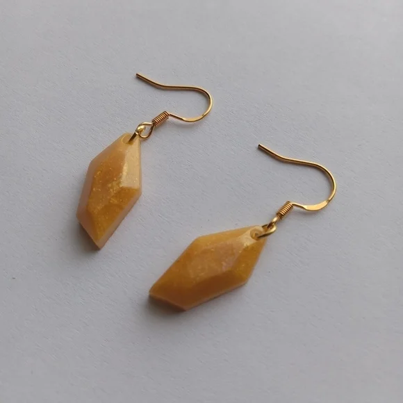 Harvest gold resin earrings - Picture 3 of 3